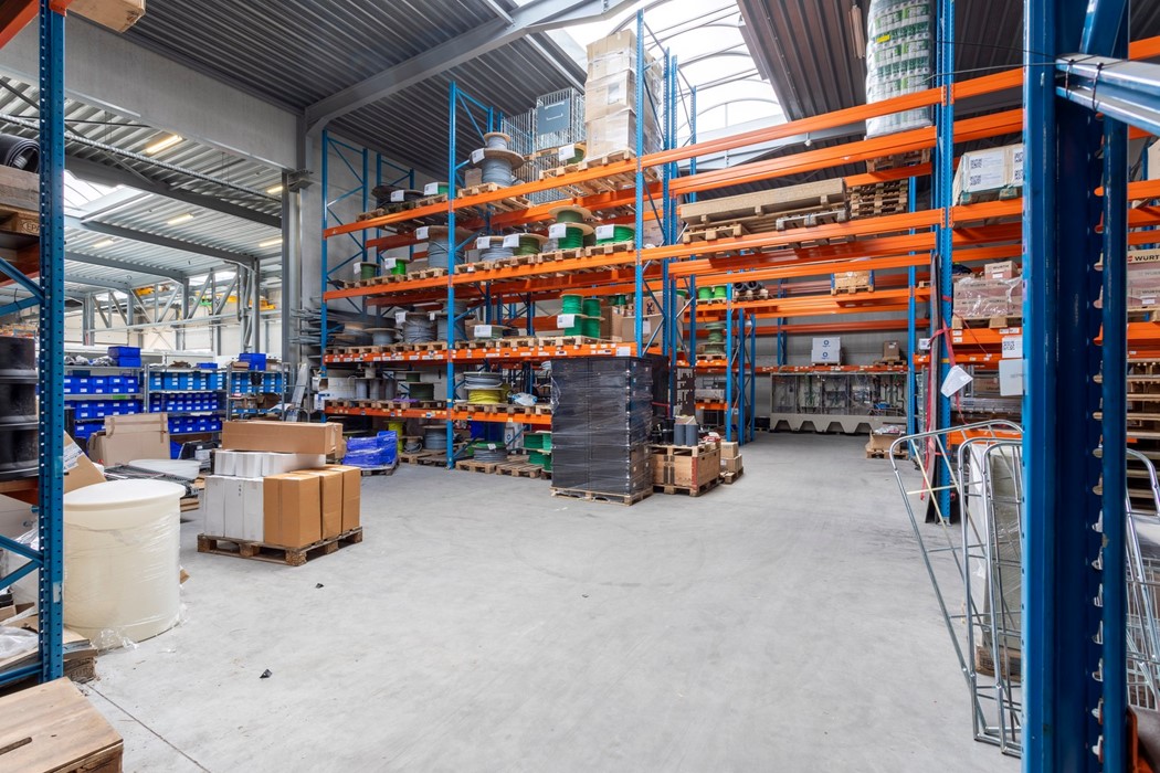 Vlaemynck Vastgoed | Modern bedrijfsgebouw gelegen in industriezone Careelstraat in Tielt te koop