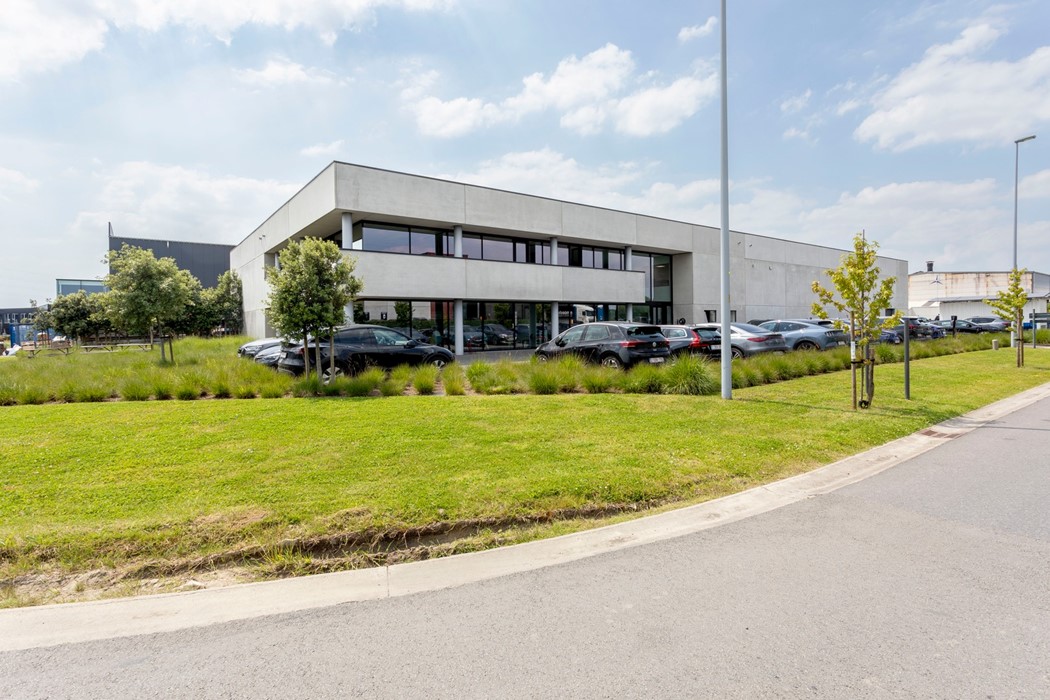 Vlaemynck Vastgoed | Modern bedrijfsgebouw gelegen in industriezone Careelstraat in Tielt te koop